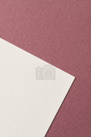 Téléchargez les photos : Papier kraft brut fond, texture du papier rouge bordeaux couleurs blanches. Maquette avec espace de copie pour tex - en image libre de droit