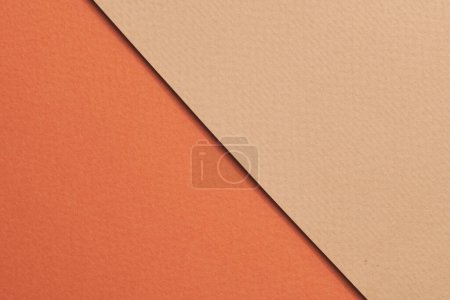 Foto de Fondo de papel kraft áspero, textura de papel beige colores naranja. Burla con espacio de copia para tex - Imagen libre de derechos
