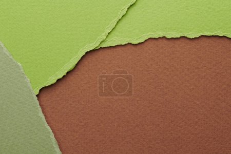 Téléchargez les photos : Collage d'art de morceaux de papier déchiré aux bords déchirés. Collection de notes collantes de couleurs marron vert, des lambeaux de pages de cahier. Backgroun abstrait - en image libre de droit