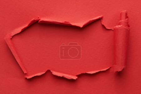 Foto de Marco de papel rasgado con bordes rotos. Ventana para texto con espacio de copia de colores rojos, fragmentos de páginas de cuaderno. Fondo abstracto - Imagen libre de derechos