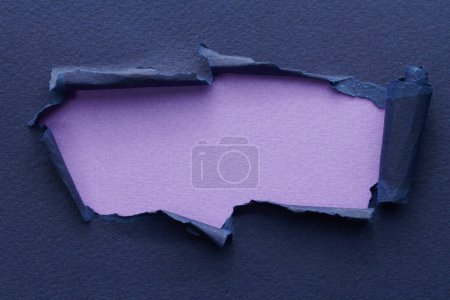 Foto de Marco de papel rasgado con bordes rotos. Ventana para texto con espacio de copia de colores lila azul, fragmentos de páginas del cuaderno. Fondo abstracto - Imagen libre de derechos