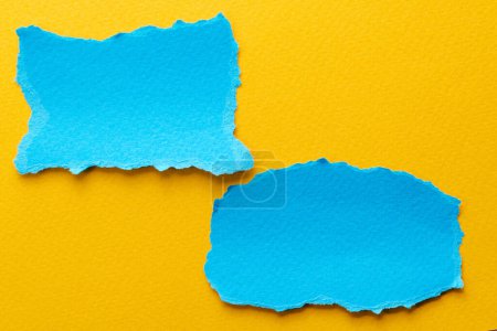 Foto de Collage de arte de piezas de papel rasgado con bordes rotos. Colección de notas pegajosas colores azules amarillos, fragmentos de páginas de cuadernos. Fondo abstracto - Imagen libre de derechos