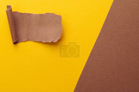 Foto de Collage de arte de piezas de papel rasgado con bordes rotos. Colección de notas adhesivas de color marrón amarillo, fragmentos de páginas de cuaderno. Fondo abstracto - Imagen libre de derechos