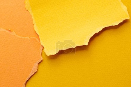 Foto de Collage de arte de piezas de papel rasgado con bordes rotos. Colección de notas adhesivas de color amarillo anaranjado, fragmentos de páginas de cuaderno. Fondo abstracto - Imagen libre de derechos