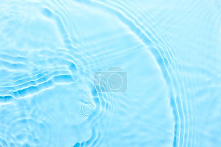 Foto de Fondo abstracto de superficie azul agua. Ondas y ondas textura de la crema hidratante cosmética aqua con burbujas - Imagen libre de derechos