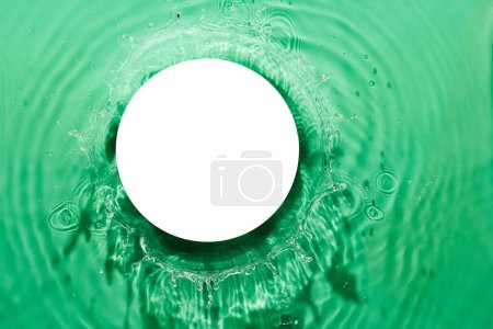 Téléchargez les photos : Eau surface verte fond abstrait. Ondes et ondulations texture d'hydratant aqua cosmétique avec bulles et piédestal de produit blanc - en image libre de droit