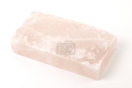 Foto de Bloque de piedra salina del Himalaya, cristal de sal rosa natural aislado sobre fondo blanco - Imagen libre de derechos