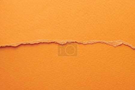 Foto de Collage de arte de piezas de papel rasgado con bordes rotos. Colección de notas pegajosas colores anaranjados, fragmentos de páginas de cuaderno. Fondo abstracto - Imagen libre de derechos