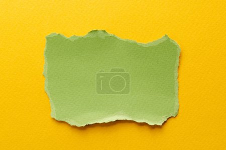 Téléchargez les photos : Collage d'art de morceaux de papier déchiré aux bords déchirés. Collection de notes collantes de couleurs jaune-vert, des lambeaux de pages de cahier. Backgroun abstrait - en image libre de droit