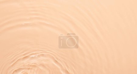 Téléchargez les photos : Eau beige fond abstrait de surface. Ondes et ondulations texture d'hydratant aqua cosmétique avec bulle - en image libre de droit