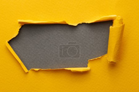 Téléchargez les photos : Cadre en papier déchiré avec bords déchirés. Fenêtre pour texte avec espace de copie couleurs gris jaune, lambeaux de pages de cahier. Backgroun abstrait - en image libre de droit