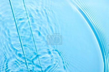 Téléchargez les photos : Surface bleu eau fond abstrait. Ondes et ondulations texture d'hydratant cosmétique aqua avec bulles et verre de glace transparent intérieur - en image libre de droit