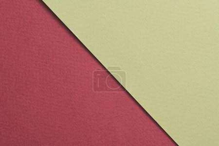 Téléchargez les photos : Papier kraft brut fond, texture du papier rouge bordeaux couleurs vertes. Maquette avec espace de copie pour tex - en image libre de droit