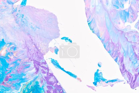 Téléchargez les photos : Magnifique motif exclusif, fond abstrait d'art fluide. Flux de mélange de peintures bleu lilas violet mélangeant ensemble. Blots et stries de texture d'encre pour l'impression et le désir - en image libre de droit