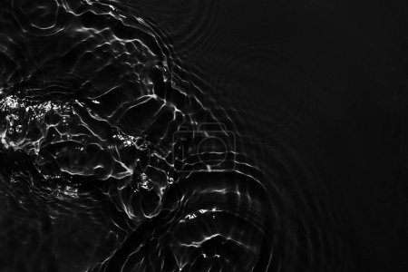 Foto de Agua superficie negra fondo abstracto. Ondas y ondas textura de la crema hidratante cosmética aqua con burbuja - Imagen libre de derechos