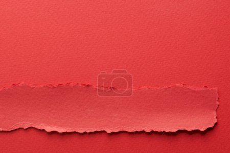 Foto de Collage de arte de piezas de papel rasgado con bordes rotos. Notas pegajosas colección de colores rojos, fragmentos de páginas de cuaderno. Fondo abstracto - Imagen libre de derechos