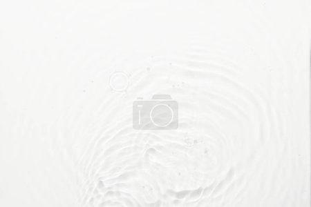 Foto de Agua superficie blanca fondo abstracto. Ondas y ondas textura de la crema hidratante cosmética aqua con burbuja - Imagen libre de derechos