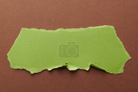 Foto de Collage de arte de piezas de papel rasgado con bordes rotos. Notas pegajosas colección de colores marrones verdes, fragmentos de páginas del cuaderno. Fondo abstracto - Imagen libre de derechos