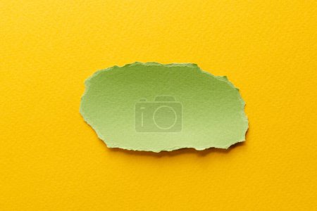 Téléchargez les photos : Collage d'art de morceaux de papier déchiré aux bords déchirés. Collection de notes collantes de couleurs jaune-vert, des lambeaux de pages de cahier. Backgroun abstrait - en image libre de droit