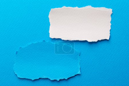 Foto de Collage de arte de piezas de papel rasgado con bordes rotos. Colección de notas pegajosas colores azules blancos, fragmentos de páginas de cuaderno. Fondo abstracto - Imagen libre de derechos