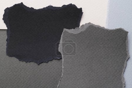Foto de Collage de arte de piezas de papel rasgado con bordes rotos. Colección de notas adhesivas negro gris blanco colores, fragmentos de páginas de cuaderno. Fondo abstracto - Imagen libre de derechos