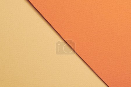 Foto de Fondo de papel kraft áspero, textura de papel beige colores naranja. Burla con espacio de copia para tex - Imagen libre de derechos