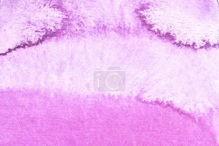 Téléchargez les photos : Fond violet abstrait. Collage à l'encre aquarelle. Taches, taches et coups de pinceau de peinture acrylique - en image libre de droit