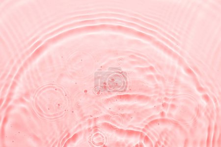 Téléchargez les photos : Eau rose surface fond abstrait. Ondes et ondulations texture d'hydratant aqua cosmétique avec bulle - en image libre de droit