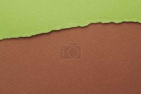 Foto de Collage de arte de piezas de papel rasgado con bordes rotos. Notas pegajosas colección de colores marrones verdes, fragmentos de páginas del cuaderno. Fondo abstracto - Imagen libre de derechos