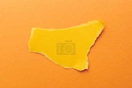 Foto de Collage de arte de piezas de papel rasgado con bordes rotos. Colección de notas adhesivas de color amarillo anaranjado, fragmentos de páginas de cuaderno. Fondo abstracto - Imagen libre de derechos