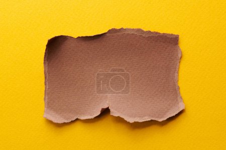 Foto de Collage de arte de piezas de papel rasgado con bordes rotos. Colección de notas adhesivas de color marrón amarillo, fragmentos de páginas de cuaderno. Fondo abstracto - Imagen libre de derechos