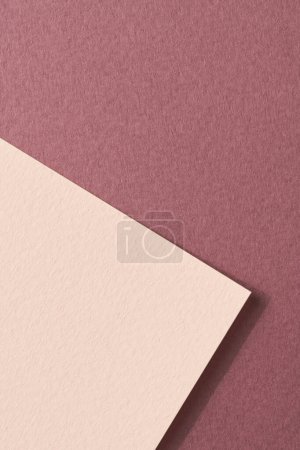 Téléchargez les photos : Papier kraft brut fond, texture du papier rouge bordeaux couleurs beige. Maquette avec espace de copie pour tex - en image libre de droit