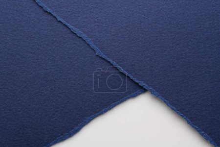 Téléchargez les photos : Collage d'art de morceaux de papier déchiré aux bords déchirés. Collection de notes collantes bleu blanc couleurs, lambeaux de pages de cahier. Backgroun abstrait - en image libre de droit