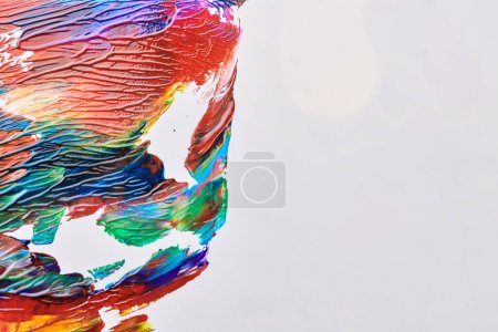 Foto de Fondo abstracto multicolor. Colorido patrón de manchas y manchas de tinta acrílica, impresión de papel pintado, arte fluido. Fondo creativo, pintura que fluye hacia abajo sobre papel blanco - Imagen libre de derechos