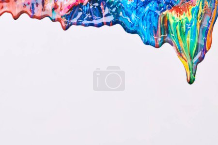 Foto de Fondo abstracto multicolor. Colorido patrón de manchas y manchas de tinta acrílica, impresión de papel pintado, arte fluido. Fondo creativo, pintura que fluye hacia abajo sobre papel blanco - Imagen libre de derechos