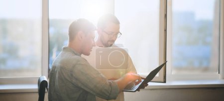 Téléchargez les photos : Portrait de deux programmeurs professionnels de sexe masculin travaillant sur ordinateur dans divers bureaux. Technologies informatiques modernes, développement de l'intelligence artificielle, programmes, applications et concept de jeux vidéo - en image libre de droit