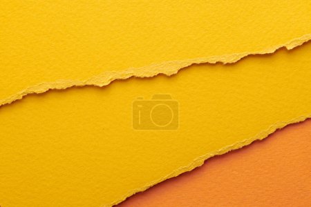 Téléchargez les photos : Collage d'art de morceaux de papier déchiré aux bords déchirés. Collection de notes collantes de couleurs orange jaune, des lambeaux de pages de cahier. Backgroun abstrait - en image libre de droit