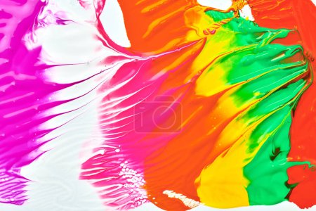 Téléchargez les photos : Fond abstrait multicolore. Taches d'encre acrylique colorées et motif de taches, impression papier peint, art fluide. Fond créatif, peinture acrylique irisée - en image libre de droit