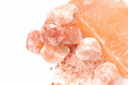 Téléchargez les photos : Pierre de sel de l'Himalaya, cristaux et blocs de sel rose naturel broyés isolés sur fond blanc - en image libre de droit