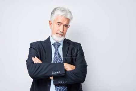 Foto de Retrato de hombre de negocios maduro seguro con cara seria y cabello gris aislado en el fondo del estudio. Hombre de 60 años guapo, jefe en Sui - Imagen libre de derechos