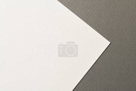 Téléchargez les photos : Papier kraft brut fond, texture du papier gris blanc couleurs. Maquette avec espace de copie pour tex - en image libre de droit