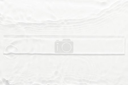 Téléchargez les photos : Eau surface blanche fond abstrait. Ondes et ondulations texture d'hydratant cosmétique aqua avec bulles et verre de glace transparent intérieur - en image libre de droit