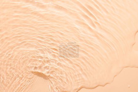 Téléchargez les photos : Eau beige fond abstrait de surface. Ondes et ondulations texture d'hydratant aqua cosmétique avec bulle - en image libre de droit