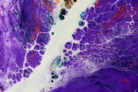 Téléchargez les photos : Fond texturé coloré créatif, art fluide. Océan violet abstrait, fond d'impression acrylique, pigment de mouvement, peinture explosio - en image libre de droit