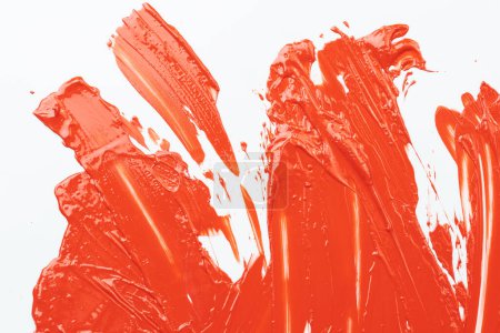 Foto de Mancha de pintura acrílica, pincelada caótica, mancha que fluye sobre fondo de papel blanco. Fondo creativo de color naranja, ar fluido - Imagen libre de derechos