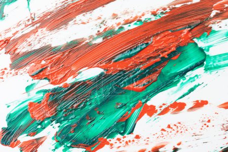 Foto de Mancha de pintura acrílica, pincelada caótica, mancha que fluye sobre fondo de papel blanco. Fondo creativo de color naranja verde, ar fluido - Imagen libre de derechos