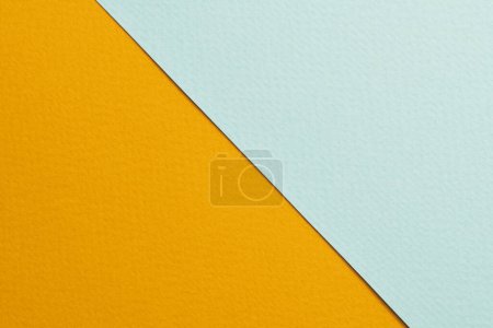 Foto de Fondo de papel kraft áspero, textura de papel de color amarillo azulado. Burla con espacio de copia para tex - Imagen libre de derechos