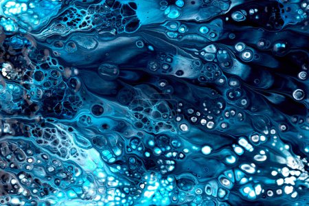 Téléchargez les photos : Fond texturé coloré créatif, art fluide. Abstrait océan bleu, fond d'impression acrylique, pigment de mouvement, peinture explosio - en image libre de droit