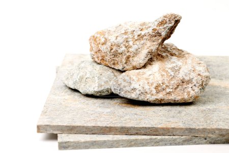 Téléchargez les photos : Ensemble de pierres de sauna isolées sur fond blanc. Talc-chlorit de roche minérale naturelle - en image libre de droit