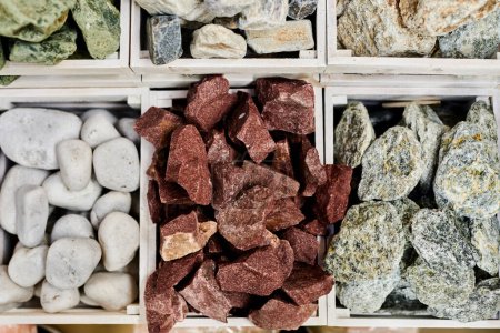 Téléchargez les photos : Ensemble de différentes pierres de sauna dans des boîtes. roches minérales naturelles différentes couleurs - en image libre de droit